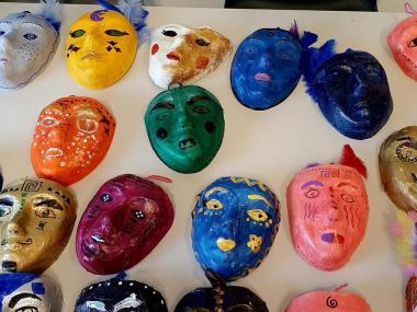 6. og 4. klasse har været super kreative og lavet nogle helt fantastiske masker, som er udstillet i kirken og på Sognegården.