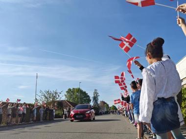 1. Maj var en i år en helt særlig dag på Spurvelundskolen, det var nemlig dagen, hvor Jeanett havde første dag som skoleleder på Spurvelundskolen 🇩🇰☀️ Jeanett blev modtaget med flagallé på Spurvelundsvej og efterfølgende fejret i aulaen med sang, tale, blomster og afsløringen af et smukt kunstværk, som alle skolens elever har været med til at lave. 💐
